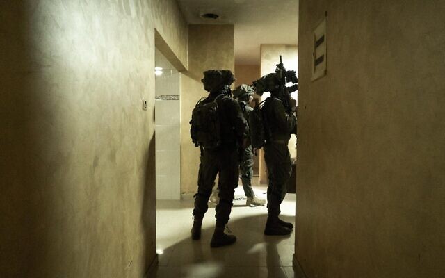 Des soldats israéliens dans une maison palestinienne lors d'une opération d'arrestation en Cisjordanie, le 14 septembre 2022. (Crédit : armée israélienne)