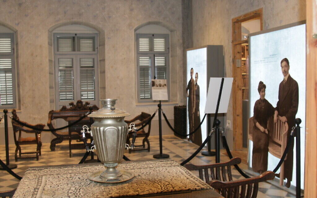 Meubles de la maison d’Eliezer Ben-Yehuda dans le cadre de l’exposition 'Dans le Salon de Ben-Yehuda' à Rishon Lezion