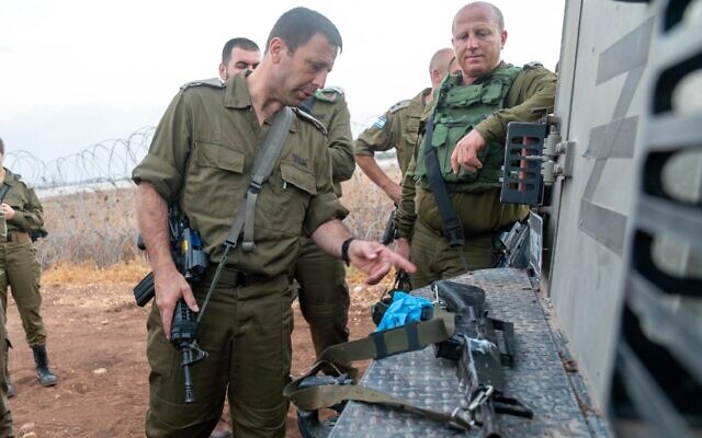 Les soldats inspectent une arme utilisée par un terroriste sur la scène d'un échange de coups de feu meurtrier avec les militaires, le 14 septembre 2022. (Crédit : Armée israélienne)