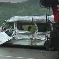 Un minibus à la suite d’un accident mortel aux environs de Batoumi, en Géorgie, le 23 septembre 2022. (Capture d’écran/utilisation conformément à l’article 27a de la Loi sur le droit d’auteur)