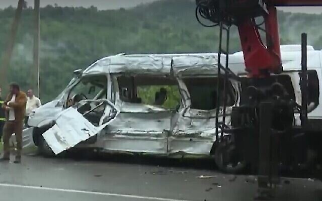 Un minibus à la suite d’un accident mortel aux environs de Batoumi, en Géorgie, le 23 septembre 2022. (Capture d’écran/utilisation conformément à l’article 27a de la Loi sur le droit d’auteur)