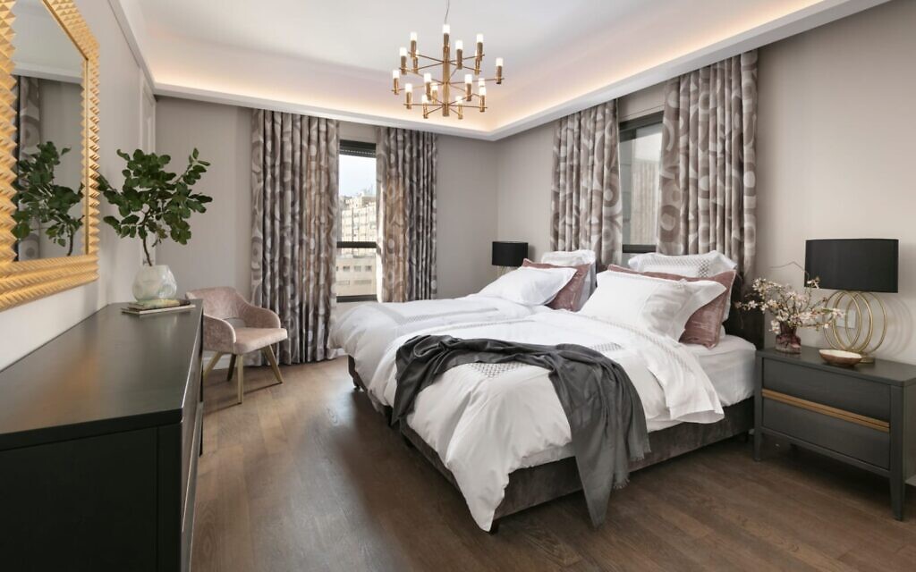 Une chambre à coucher dans un appartement de Jérusalem, par Gittie Perl. (Crédit : GP-Interiors)