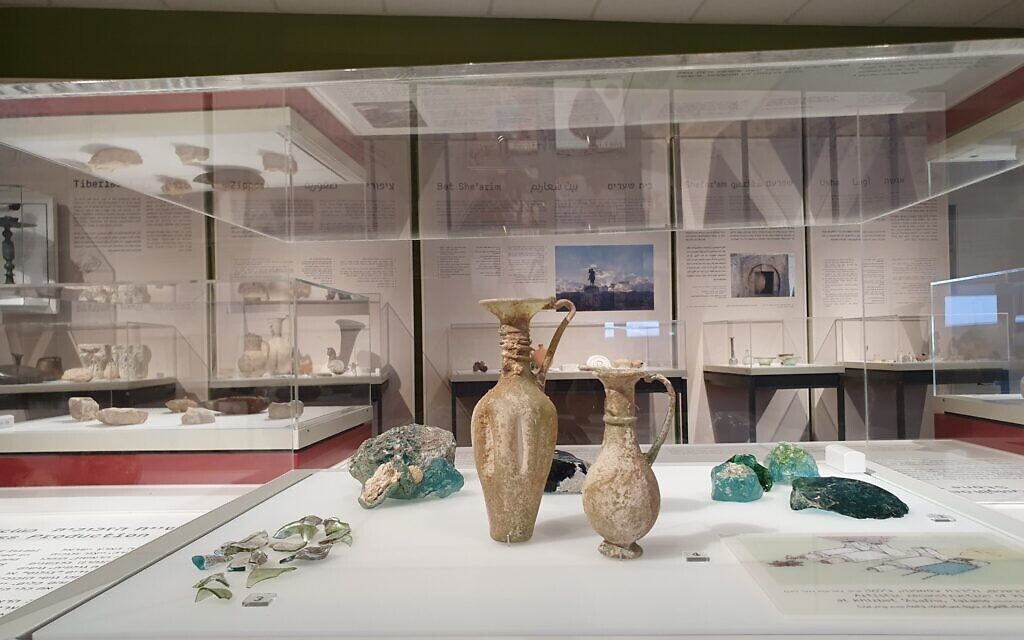  Verre et vestiges de la production de verre exposés à l'exposition Sanhedrin. (Crédit : Shmuel Bar-Am)