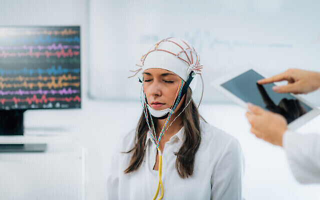 Illustration : Recherche en neurosciences, avec examen électroencéphalographique d’un cerveau. (Crédit : Ogen; iStock de Getty Images)