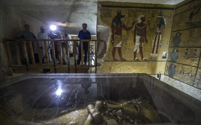 Cette photo prise le 29 septembre 2015 montre le sarcophage doré du roi Toutankhamon dans sa chambre funéraire à la Vallée des Rois, près de Louxor, à 500 kilomètres au sud du Caire. (Crédit : AFP / Khaled DESOUKI)