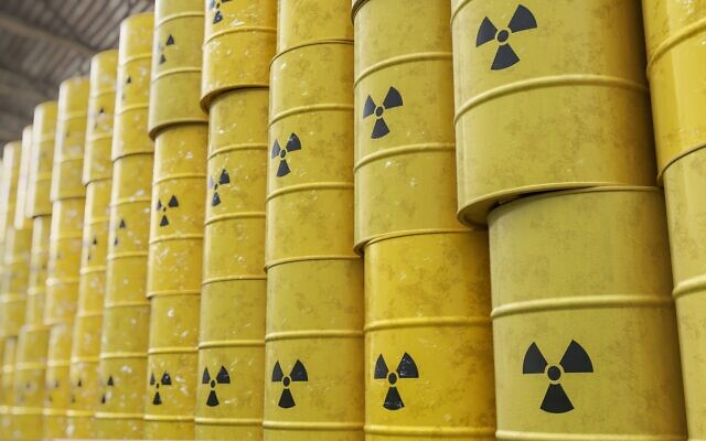 Photo d'illustration : Des barils radioactifs. (Crédit : vchal, iStock at Getty Images)