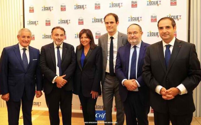 Anne Hidalgo, maire de Paris, avec plusieurs représentants juifs français, dans les locaux de l’ECUJE, le 18 septembre 2022, à l’occasion de la cérémonie de Rosh HaShana 5783. (Crédit : CRIF)
