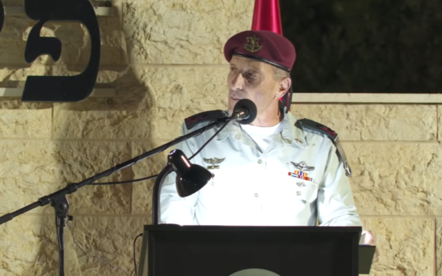 Le général de division Amir Baram prend la parole lors d'une cérémonie à la base du Commandement nord des FDI à Safed, le 11 septembre 2022. (Crédit : Tsahal)