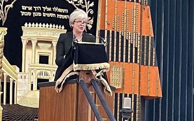 L'ancienne Première ministre britannique Theresa May s'adresse aux membres de l'United Synagogue lors d'une cérémonie commémorative pour la reine Elizabeth ll à la synagogue St. John's Wood, au nord-ouest de Londres, le 15 septembre 2022. (Crédit : Sue Surkes/Times of Israel)