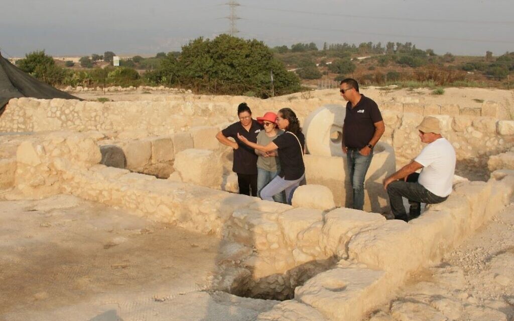  Les archéologues de l'Autorité israélienne des antiquités lors des fouilles d'Usha. (Crédit : Shmuel Bar-Am)