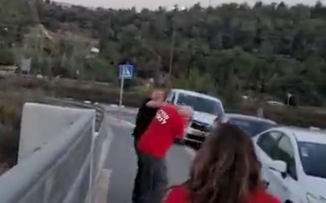 Rami Ben Yehuda, militant du Likud, frappe le colonel à la retraite, Rami Matan, sur un pont près de Jérusalem, le 24 septembre 2022. (Capture d’écran : Twitter, utilisé conformément à l’article 27a de la Loi sur le droit d’auteur)