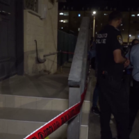 Des policiers sur les lieux d'une attaque mortelle au couteau devant une synagogue à Dimona, le 25 septembre 2022. (Crédit : Police israélienne)