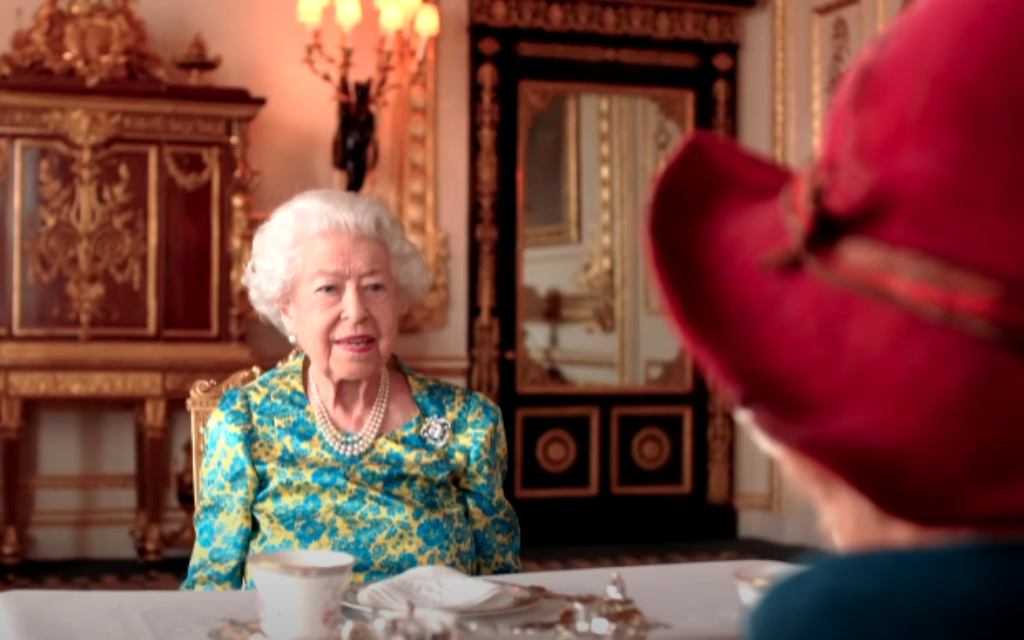 La reine Elizabeth II et l'ours Paddington dans une vidéo diffusée par la famille royale avant un concert donné à Londres dans le cadre des célébrations du jubilé de platine, le 4 juin 2022. (Crédit : YouTube/La Famille Royale)