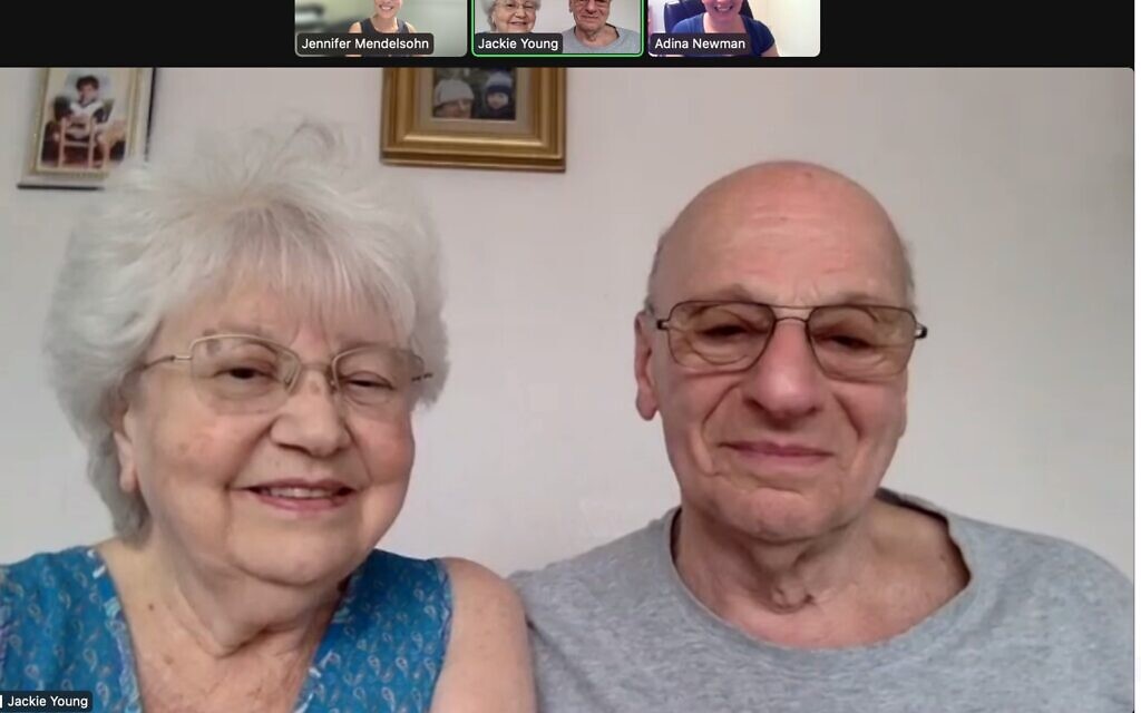 Capture d'écran d'un appel via Zoom pendant lequel les généalogistes Jennifer Mendelsohn et Adina Newman ont révélé à Jackie et à Lita Young qu'elles avaient identifié le père biologique de Jackie. (Autorisation : Jennifer Mendelsohn)