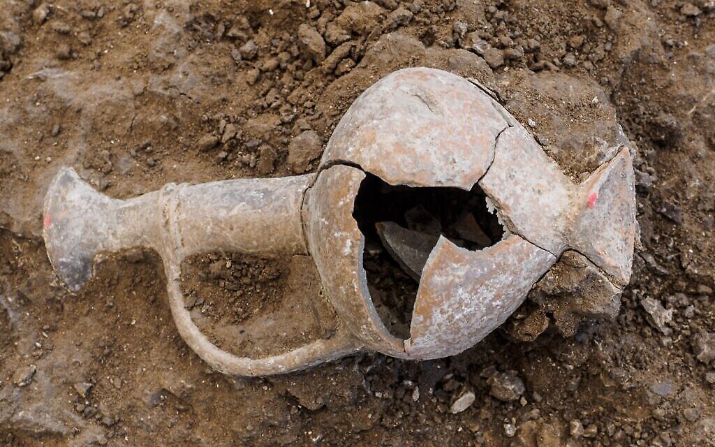 Ces amphores chypriotes du 14ème siècle avant notre ère ont été déposées sur un défunt, à Tel Yehud. Des restes d’opium ont été trouvés dans plusieurs des céramiques. (Crédit : Shai Heksher, Autorité des antiquités d’Israël)