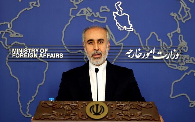 Le porte-parole du ministère iranien des Affaires étrangères, Nasser Kanani, lors d'une conférence de presse à Téhéran, le 13 juillet 2022. (Crédit : Atta Kenare/AFP)