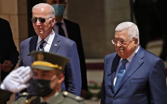 Le président américain Joe Biden, à gauche, reçu par le dirigeant de l'Autorité palestinienne Mahmud Abbas, à Bethléem, en Cisjordanie, le 15 juillet 2022. (Crédit : Ahmad Gharabli/AFP)