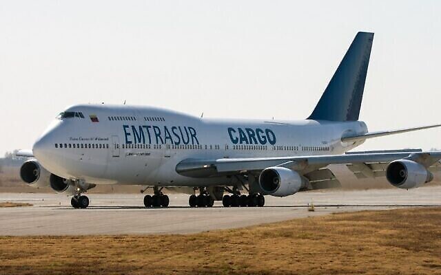 Un Boeing 747-300 enregistré sous le numéro YV3531 du transporteur aérien Emtrasur à l'aéroport international de Cordoba, en Argentine, avant le décollage pour Buenos Aires, le 6 juin 2022. (Crédit : Sebastian Borsero/AFP)