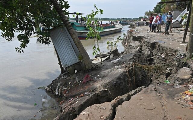 Le rivage dévasté de la rivière Padma, à  Munshiganj, au Bangladesh, le 13 septembre 2022. (Crédit : Munir uz Zaman / AFP)