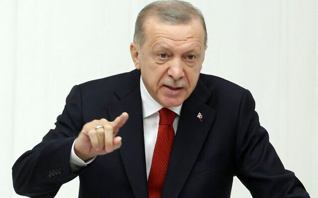 Le président turc Recep Tayyip Erdogan s'exprime devant le parlement à l'Assemblée nationale générale de la Turquie à Ankara, le 1er octobre 2022. (Crédit : Adem ALTAN / AFP)