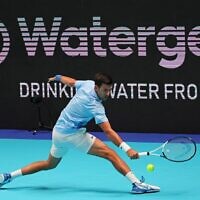Le Serbe Novak Djokovic renvoie la balle lors du match de tennis de demi-finale du simple messieurs contre le Russe Roman Safiullin au Watergen Open 2022 de Tel Aviv en Israël, le 1er octobre 2022. (Crédit : JACK GUEZ / AFP)