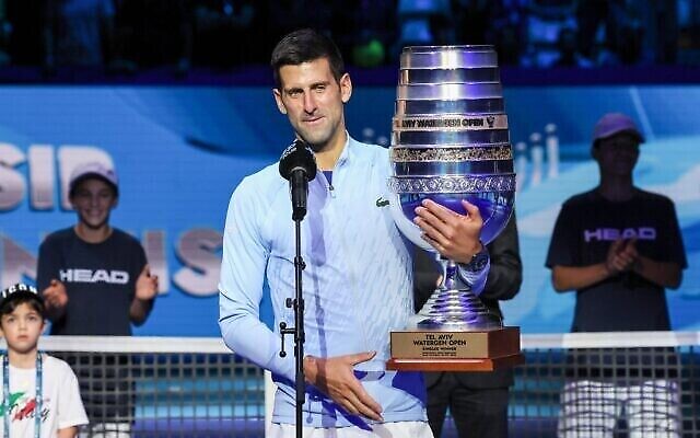 Le Serbe Novak Djokovic s'exprime après avoir remporté la finale de tennis du simple messieurs à l'Open de Tel Aviv Watergen 2022, en Israël, le 2 octobre 2022. (Crédit : Jack Guez/AFP)