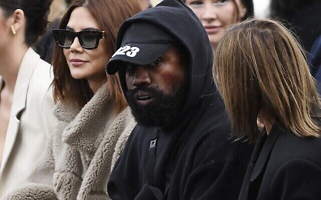 Le rappeur américain Kanye West au défilé Givenchy Printemps-Été 2023 lors de la Fashion Week, à Paris, le 2 octobre 2022. (Crédit : Julien De Rosa/AFP)