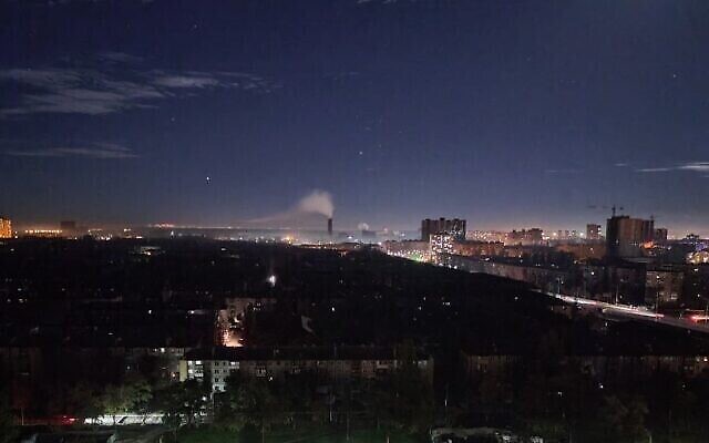 Une photographie montre Kiev tard le 11 octobre 2022, lors d'une panne d'électricité continue de certaines parties des quartiers de la capitale ukrainienne à la suite d'attaques à la roquette sur des infrastructures critiques dans la soirée, au milieu de l'invasion russe de l'Ukraine. (Eugène KOTENKO / AFP)