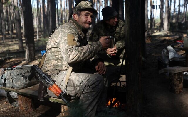 Des artilleurs ukrainiens à leur poste dans la région de Kharkiv, en Ukraine, dans le cadre du conflit en Ukraine, le 17 octobre 2022. (Crédit : Anatolii Stepanov / AFP)