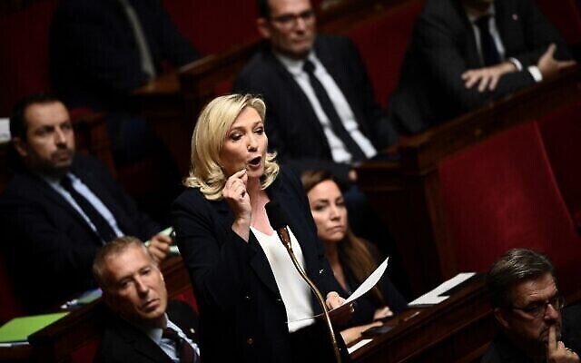 La dirigeante de l'extrême droite française et députée Marine Le Pen s'exprimant lors d'une séance de l'Assemblée nationale, à Paris, le 18 octobre 2022. (Crédit : Christophe Archambault/AFP)