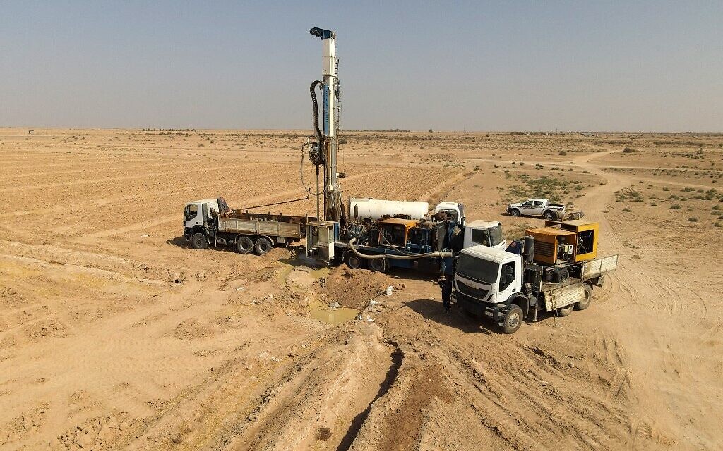 Une machine creuse un puits dans le désert, aux abords de Najaf, dans le centre du pays, le 10 octobre 2022. (Crédit : Qassem al-KAABI / AFP)