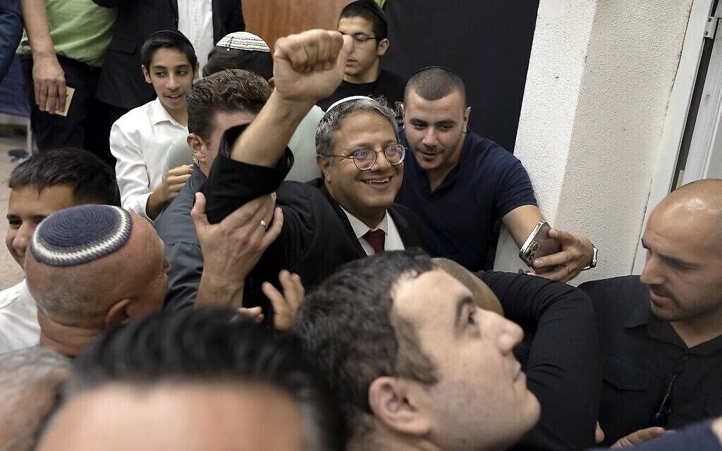 Le député d’extrême droite et chef du parti Otzma Yehudit, Itamar Ben Gvir, lors d’un meeting de campagne à Ashkelon, dans le sud d’Israel, le 25 octobre 2022, avant les élections générales du 1er novembre. (Crédit : Menahem Kahana/AFP)
