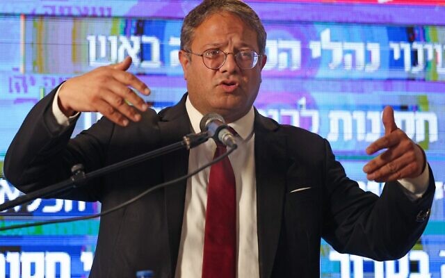 Le député israélien d'extrême-droite et leader d'Otzma Yehudit Itamar Ben-Gvir pendant une conférence de presse pré-électorale à Jérusalem, le 30 octobre 2022. (Crédit :  AHMAD GHARABLI / AFP)