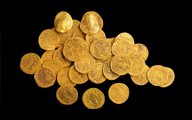 Un trésor de pièces d'or retrouvé sur le site archéologique de Banias. (Crédit :Dafna Gazit/Antiquities Authority)