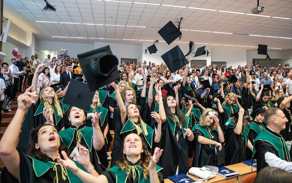 Des étudiants et des professeurs lors d'une cérémonie de remise des diplômes à l'université Milton Friedman de Budapest, le 21 juillet 2021. (Autorisation : Université Milton Friedman/ via JTA)