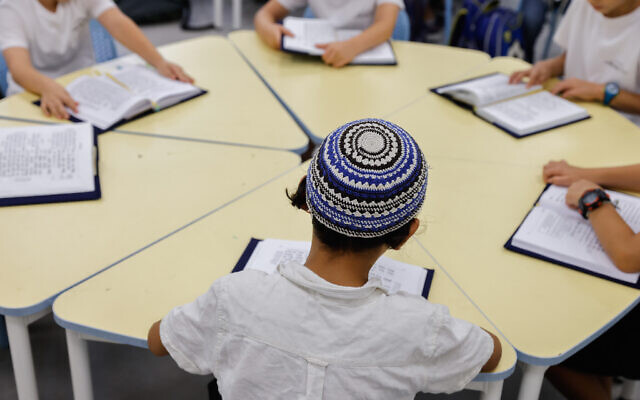 Des écoliers israéliens vus le premier jour de la rentrée des classes dans une école de Jérusalem, le 1er septembre 2022. (Crédit : Olivier Fitoussi/Flash90)