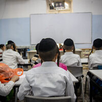 Des enfants juifs ultra-orthodoxes dans une école fondée par le Rabbin Shmuel Stern à Jérusalem le 9 août 2021 (Crédit : Yonatan Sindel/Flash90)