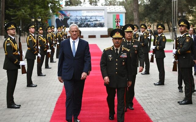 Le ministre de la Défense Benny Gantz en visite d'État en Azerbaïdjan, le 3 octobre 2022. (Crédit : Nicole Laskavi/MOD)