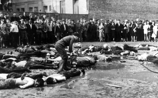 Plus de 50 Juifs ont été assassinés par des nationalistes lituaniens à la veille de la prise de contrôle de la ville par les Allemands, à Kaunas, en Lituanie, le 27 juin 1941. (Crédit : Domaine public)