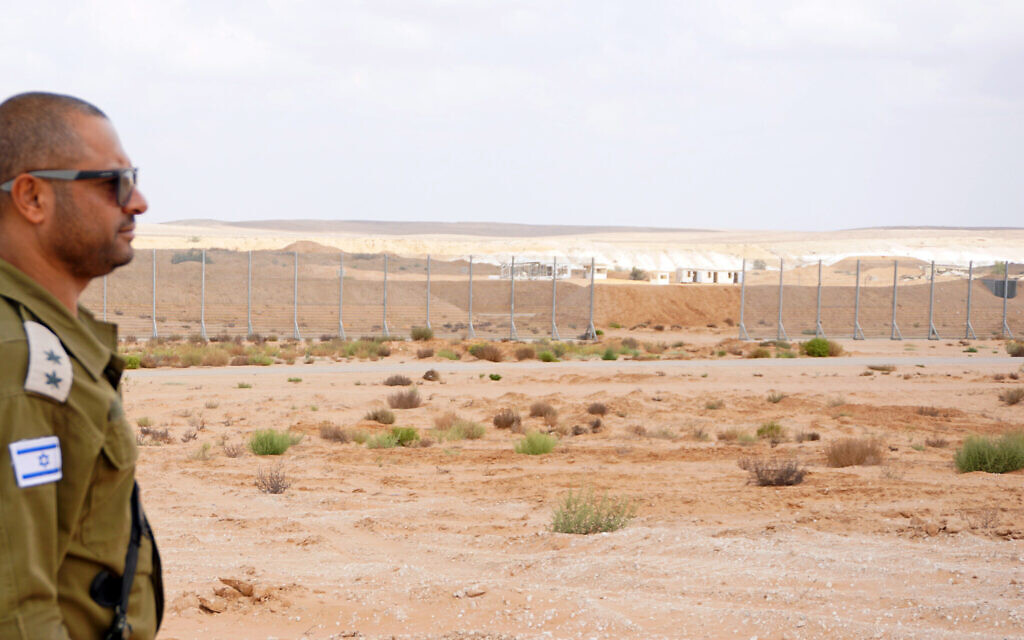 Le lieutenant-colonel Itamar Gadir à côté d'une frontière fictive de Gaza à la base d'entraînement du commandement du Sud de Tsahal, le 20 septembre 2022. (Emanuel Fabian/Times of Israel)