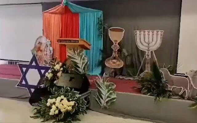 Des symboles juifs sont visibles dans la salle de conférence de l'hôtel Bethléem en Cisjordanie, le 10 octobre 2022. (Crédit : Capture d'écran vidéo)