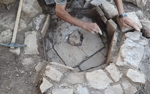Une fontaine à eau découverte près de l'endroit où des pièces d'or ont été trouvées, sur le site archéologique de Banias. (Crédit : Yoav Lerer/Autorité israélienne des antiquités)