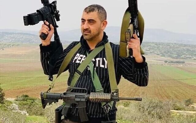Abdallah Abu Tin, médecin et membre déclaré des Brigades des Martyrs d'Al-Aqsa, tient plusieurs fusils d'assaut sur une photo non datée qui a circulé sur Internet après sa mort, le 14 octobre 2022. (Crédit : Réseaux sociaux, utilisés conformément à la clause 27a de la loi sur le droit d'auteur)