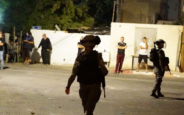 Des policiers sont vus dans le quartier Sheikh Jarrah de Jérusalem-Est après un affrontement, le 13 octobre 2022. (Crédit : Police israélienne)