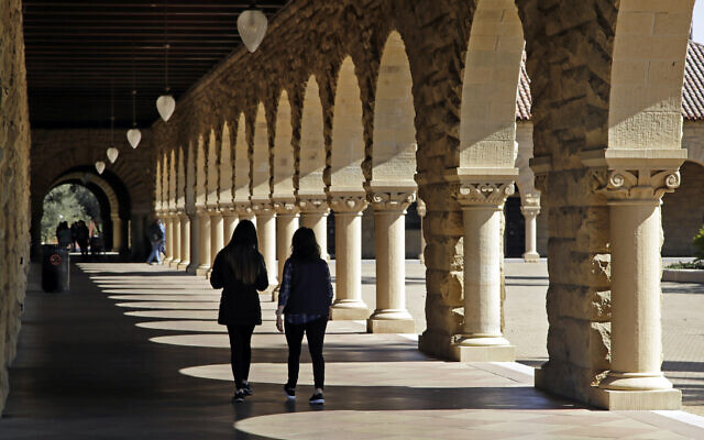 Des étudiants marchent sur le campus de l'université de Stanford, à Stanford, en Califorbua, le 14 mars 2019. (Crédit : Ben Margot/AP)