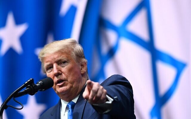 L'ancien président américain Donald Trump s'adresse au sommet national 2019 du Conseil israélo-américain au Diplomat Beach Resort à Hollywood, en Floride, le 7 décembre 2019. (Crédit : Mandel Ngan/AFP)