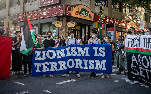 Illustration : Des militants anti-Israël et pro-palestiniens, à New York, le 15 mai 2021. (Crédit : Luke Tress/Times of Israel)
