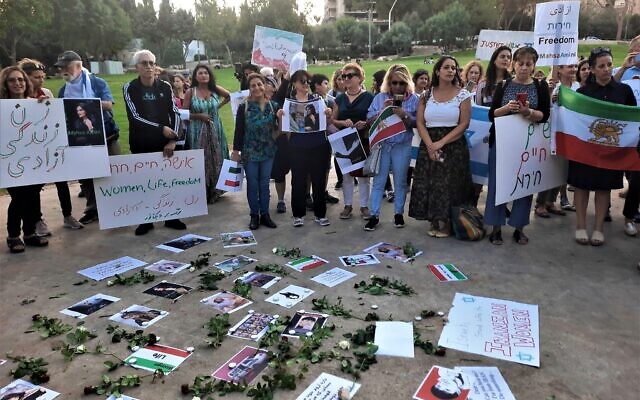 Des Israéliens rassemblés, en solidarité avec les femmes iraniennes, dans le parc de l'Indépendance, à Jérusalem, le 6 octobre 2022. (Crédit : Amy Spiro/Times of Israel).