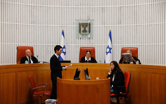 Une audience de la Haute Cour de justice sur une pétition demandant que l'accord sur la frontière maritime avec le Liban soit soumis au vote de la Knesset, à la Cour suprême à Jérusalem, le 20 octobre 2022. (Crédit : Olivier Fitoussi/Flash90)