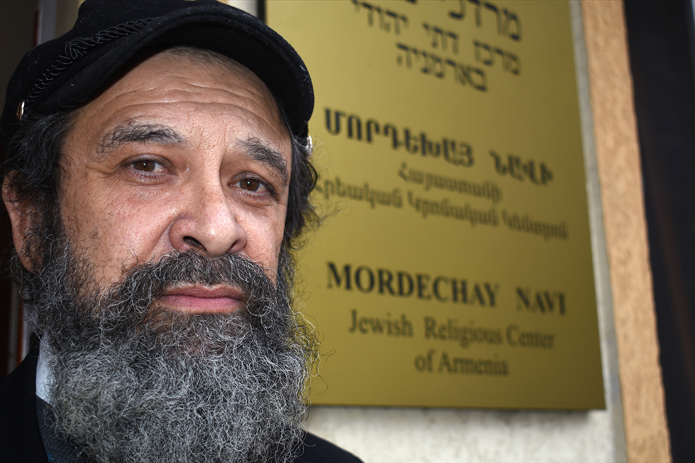 Le rabbin Gershon Burshteyn, chef spirituel du centre religieux juif Mordechay Navi d'Arménie, vu à l'extérieur du centre qu'il dirige. (Crédit : Larry Luxner)